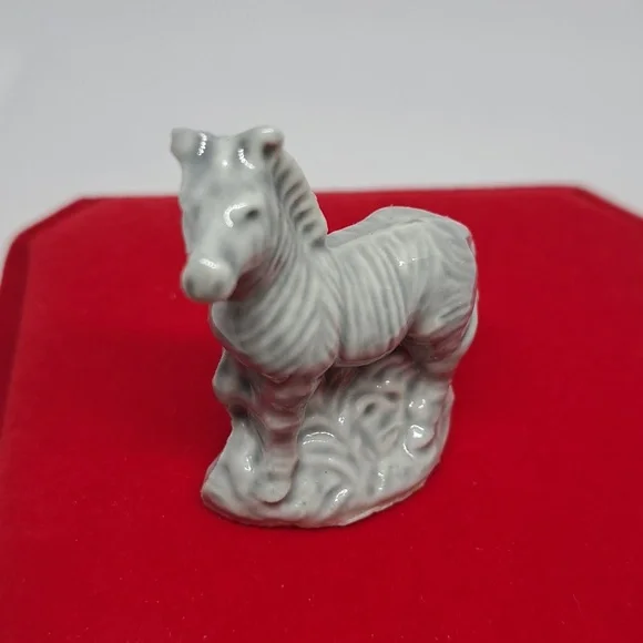 Wade whimsy zebra - Picture 2 of 4